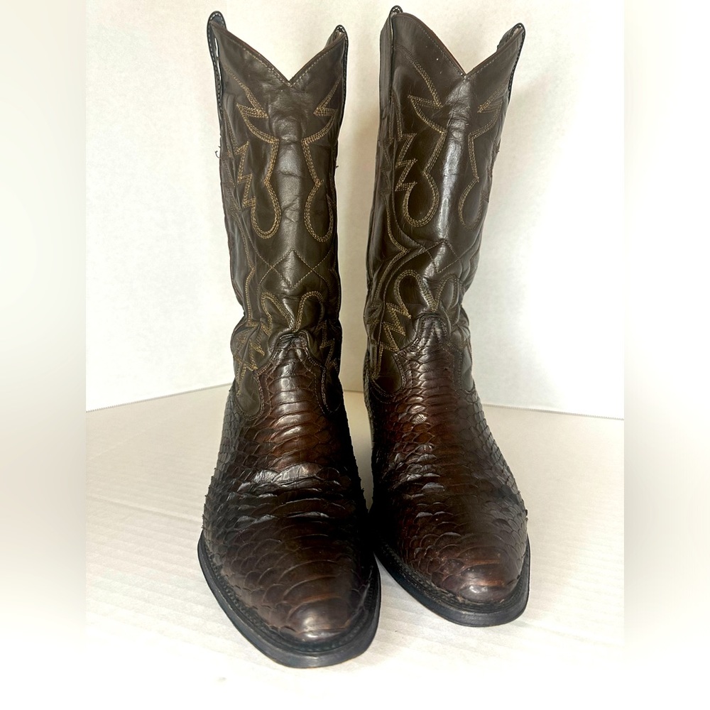 Vintage Andre V, Snake Skin Cowboy Boots; Size 8.5; excellent condition!!